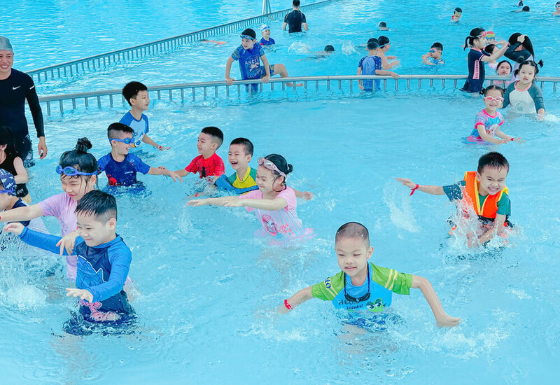 Các con cùng tham gia hoạt động bơi lội thể chất