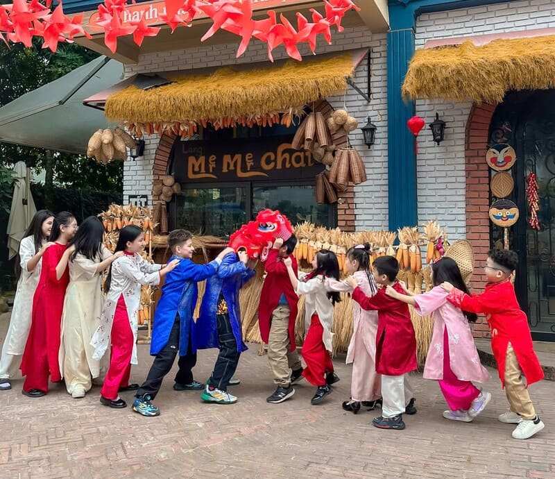 Các học viên PoPoDoo ghi nhớ lời bài hát và phân đoạn diễn mình đảm nhận