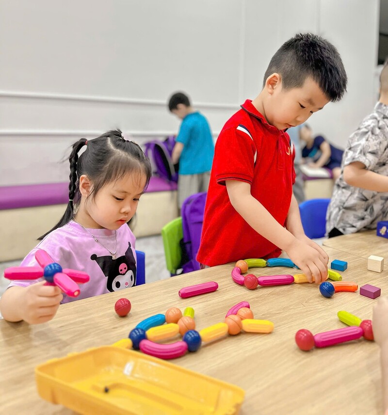 Trẻ mầm non vừa học vừa chơi phân biệt các hình khối
