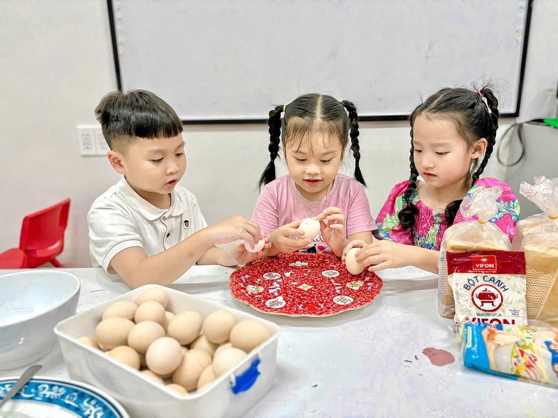 Trẻ mầm non học tiếng Anh thông qua các tình huống thường ngày