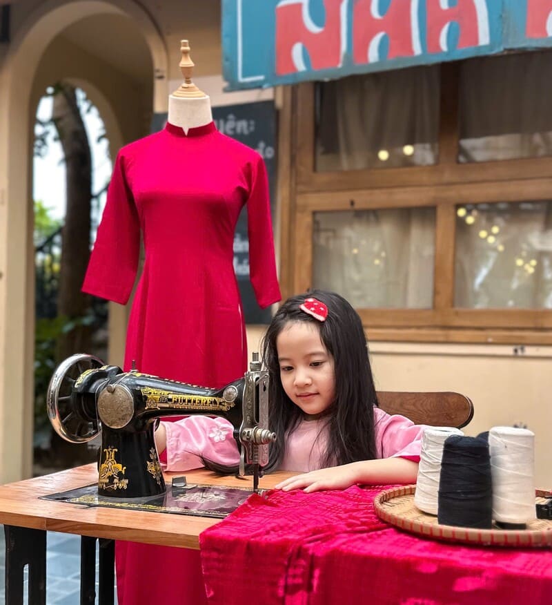 Con được hóa thân thành thợ may lành nghề trong MV Tết