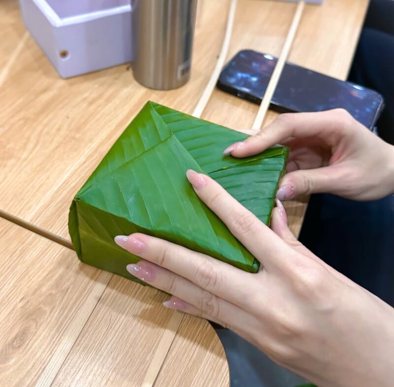 Bàn tay khéo léo của các cô chăm chút cho từng chiếc bánh được vuông vức