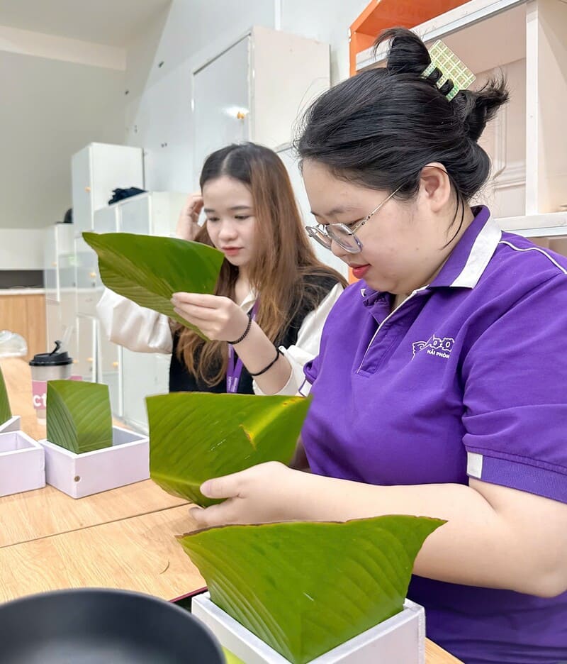 Các cô luyện tập gói bánh chưng