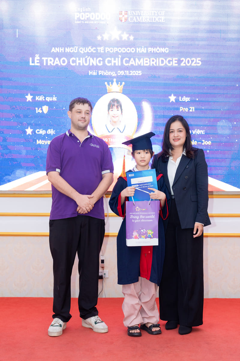 Học viên PoPoDoo nhận chứng chỉ Movers