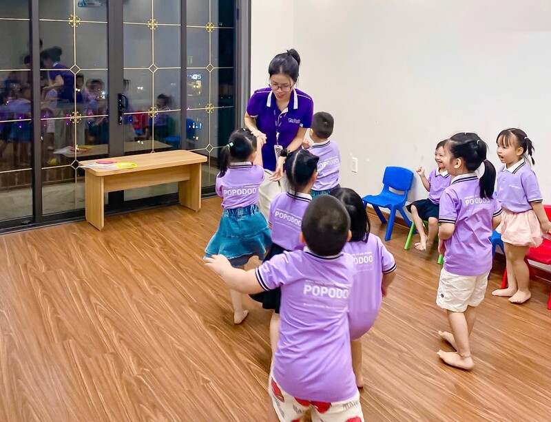 Trẻ 3 tuổi luôn cảm thấy vui vẻ trong các lớp học tại PoPoDoo Hải Phòng