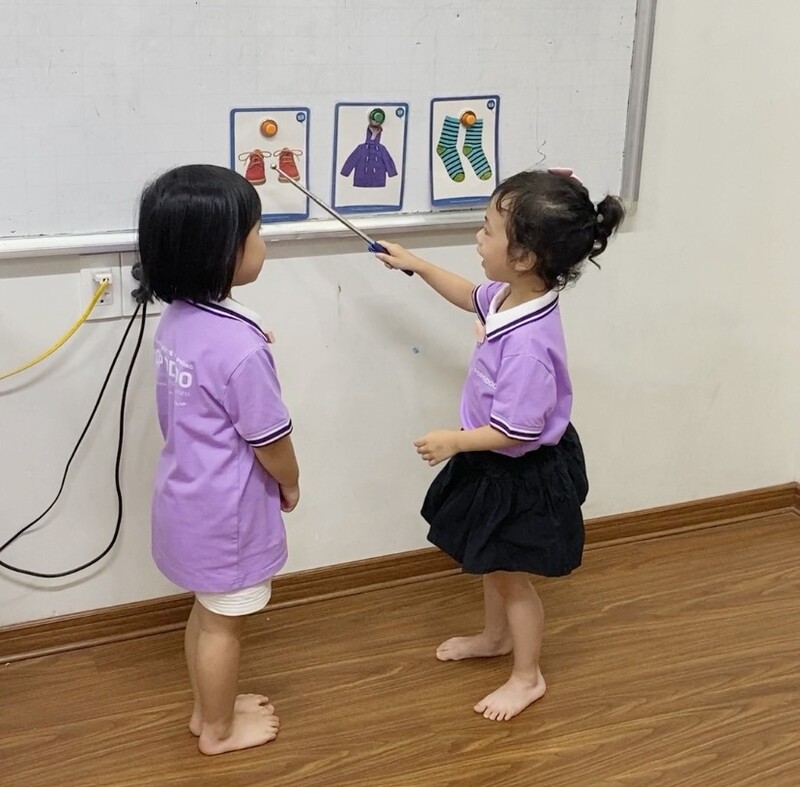 Việc tiếp xúc tiếng Anh từ sớm mang lại nhiều lợi ích cho trẻ mầm non