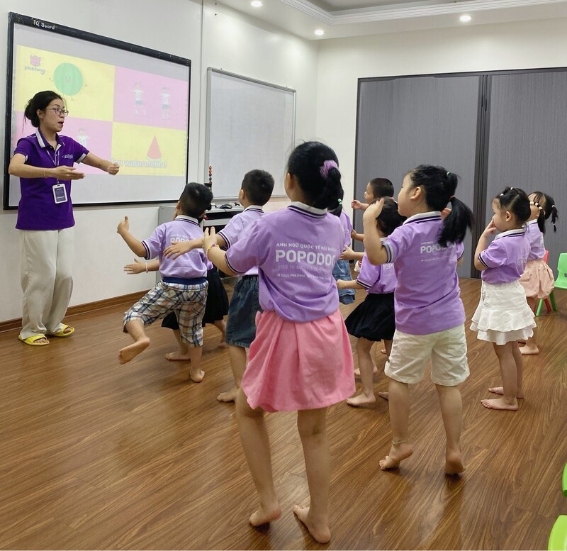 Thầy cô PoPoDoo Hải Phòng luôn tạo cho trẻ 3 tuổi môi trường học năng động