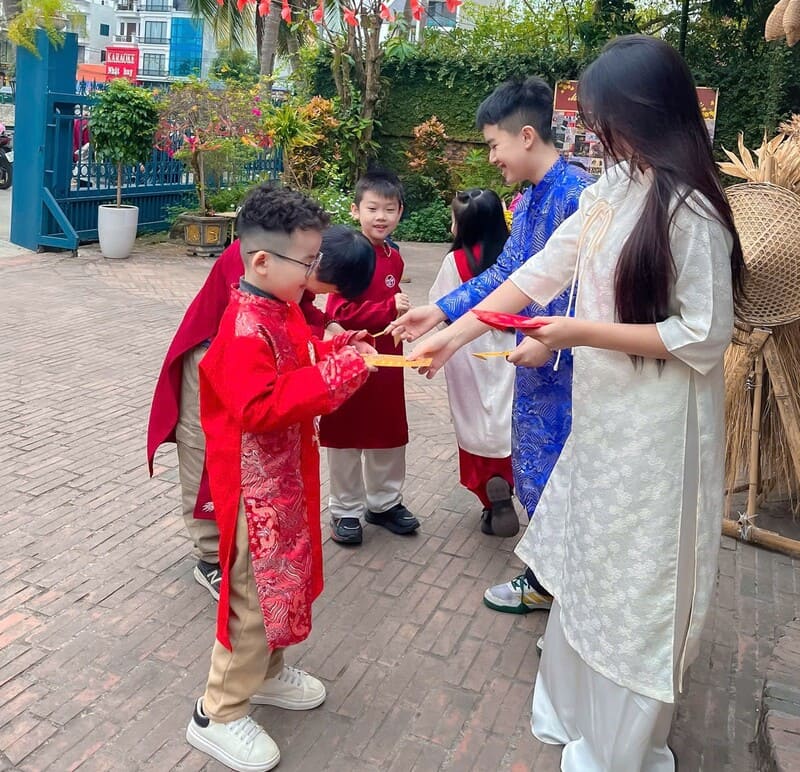 Các con tự tin “diễn” và hát bằng tiếng Anh