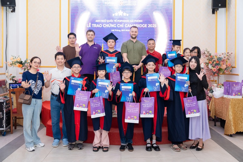 Học sinh PoPoDoo nhận chứng chỉ Cambridge 