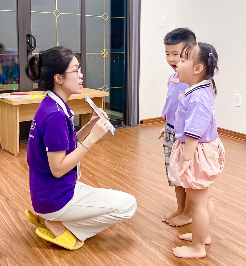 Trẻ 3 tuổi được chỉnh phát âm chuẩn ngay từ đầu