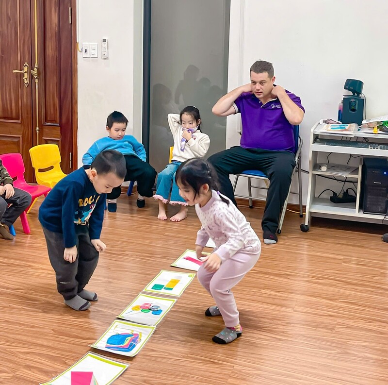 Trẻ 3 tuổi được rèn luyện khả năng ghi nhớ và tập trung qua các tiết học tiếng Anh