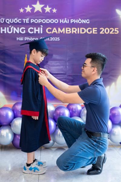 Mỗi khoảnh khắc tỏa sáng của con đều mang bóng dáng của ba mẹ.