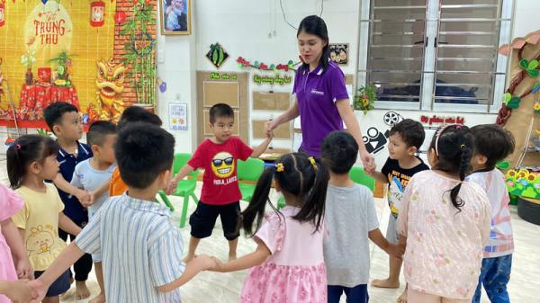 Giao lưu tiếng Anh và tặng quà Trung Thu cho các bé trường mầm non Điên Tiên Hoàng