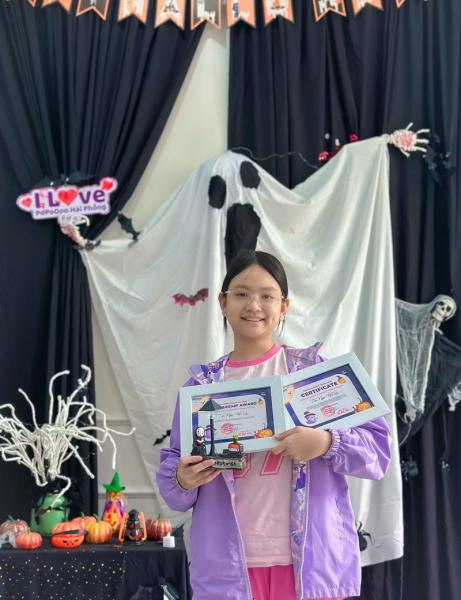 Học sinh nhận chứng chỉ cuộc thi Halloween