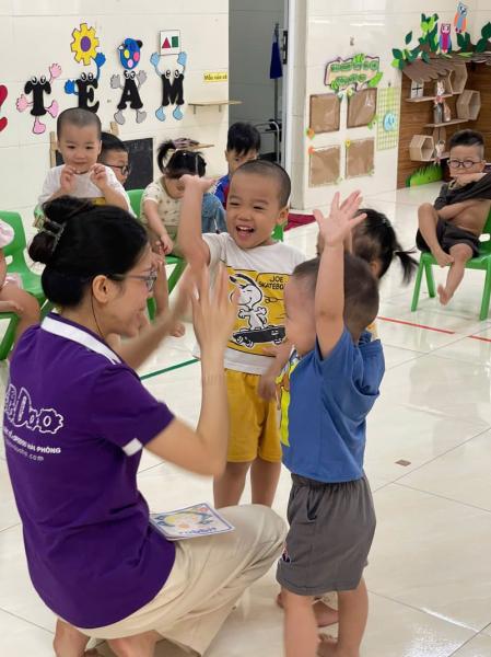 Giao lưu tiếng Anh và tặng quà Trung Thu cho các bé trường mầm non Hồng Bàng