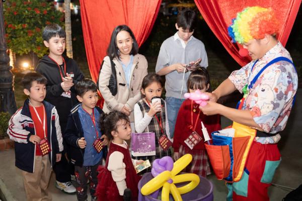 Giao lưu cùng chú hề sôi động tại hội chợ Giáng sinh