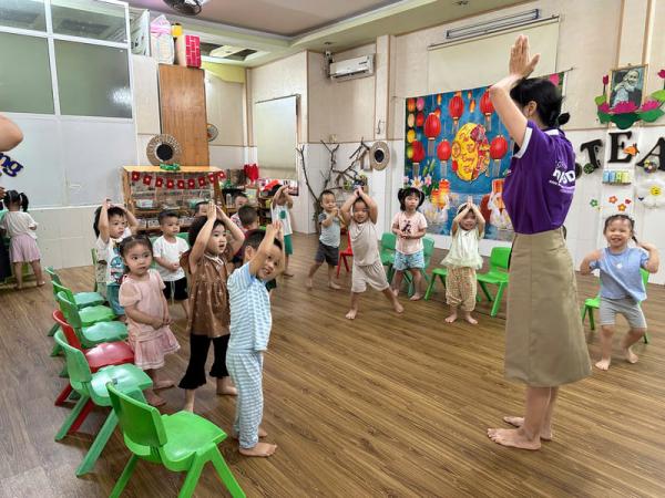 Giao lưu tiếng Anh và tặng quà Trung Thu cho các bạn nhỏ trường mầm non Minh Khai 